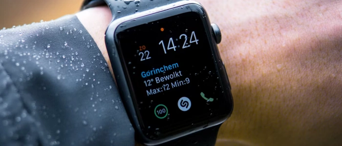 Smartwatch wearable device tracking health metrics in real time